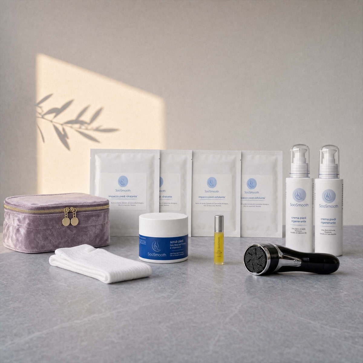 Kit Rituale di Seta SooSmooth livello Assoluto, quattro impacchi piedi idratanti ed esfolianti, beauty case da viaggio in velluto lilla, scrub al sale rosa dell'Himalaya, due creme piedi rigeneranti, roll-on olio cuticole al jojoba, lima elettrica e calze in cotone