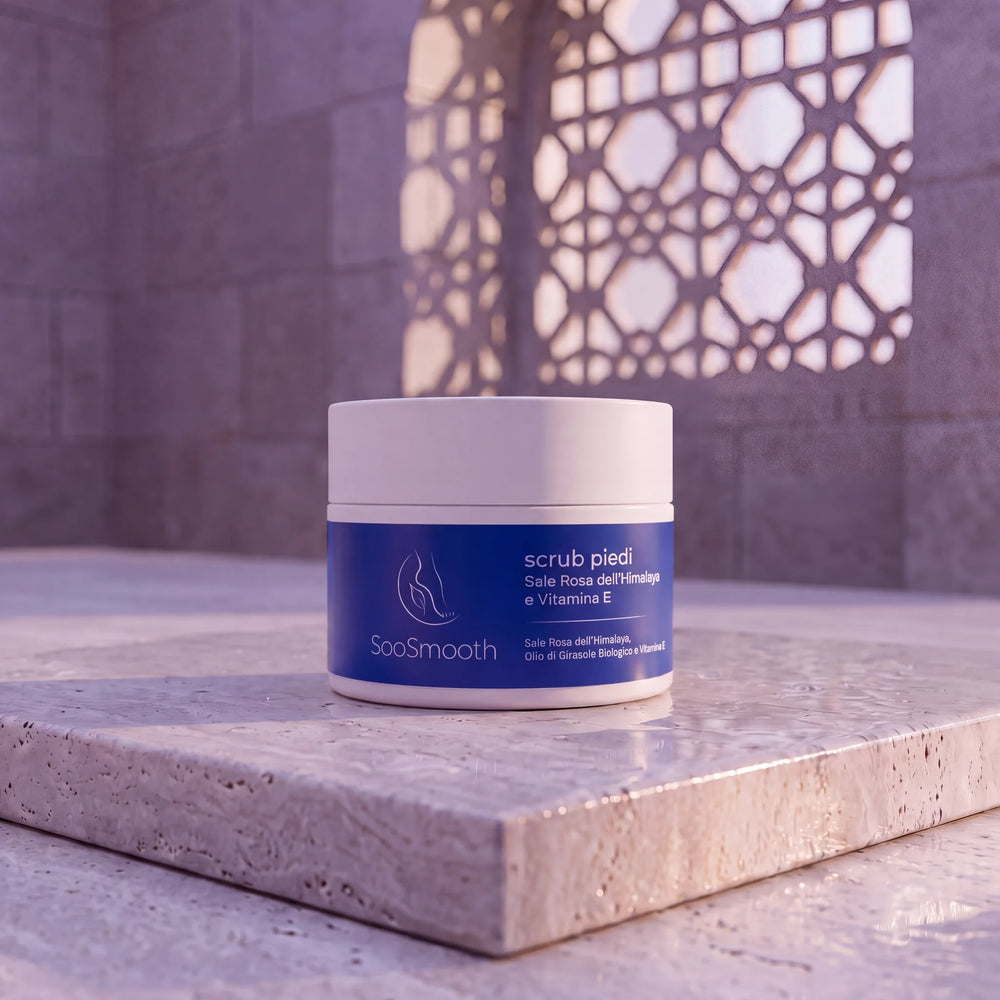 Barattolo da 200 ml dello Scrub Piedi Sale Rosa dell'Himalaya SooSmooth su una lastra di pietra